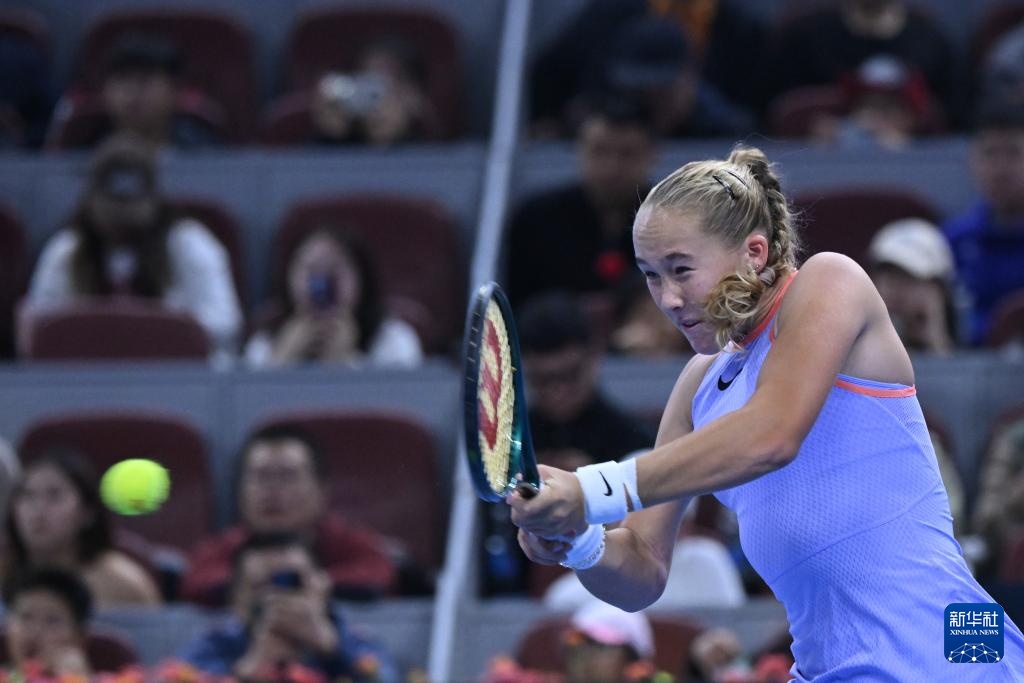 她在场上与 她在场上与