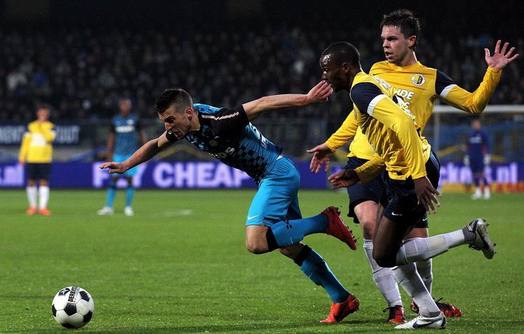 埃梅里紧随 埃梅里紧随